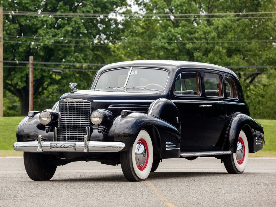  Cadillac Series 90 V16 7-Passenger Sedan by Fleetwood 1939 года  (фото 1 из 10)